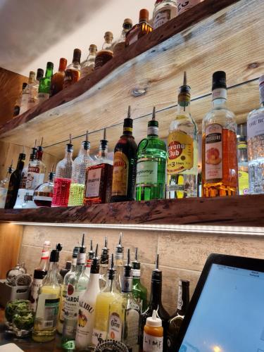 um bar com muitas garrafas de álcool na parede em The Market Inn Hotel em Castle Douglas