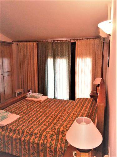 a hotel room with a bed and a window at Villa Pilar in Toscana con piscina ultrapanoramica in Montevettolini