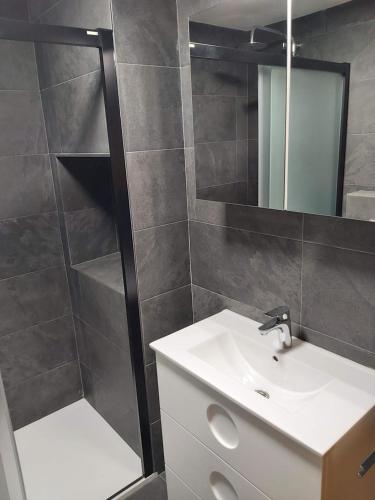 y baño con lavabo y ducha con espejo. en Casa Santiago de la Ribera en Santiago de la Ribera