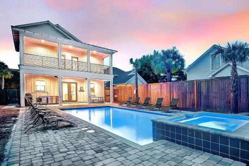 Lyle - Beach Getaway w Pool & Balcony Views, Destin (FL), United States