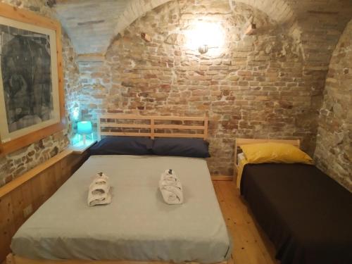 a bedroom with two beds with shoes on them at La finestra sul cortile in Atri