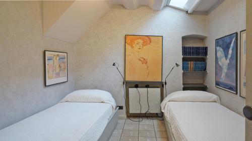 a room with two beds in a room at Cala D'Oria in Lerici