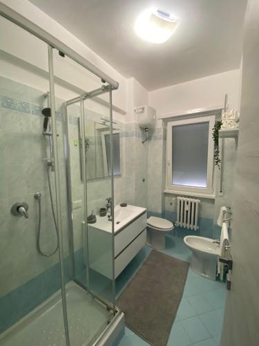 a bathroom with a shower and a sink and a toilet at YTHA HOUSSE ROMA CENTRO in Rome