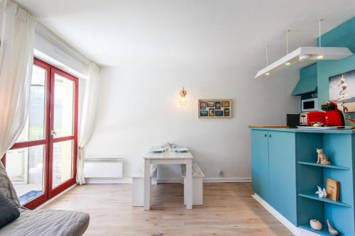 une petite cuisine avec une table dans une pièce dans l'établissement Plage Benoît à 80m, terrasse & jardinet, à La Baule