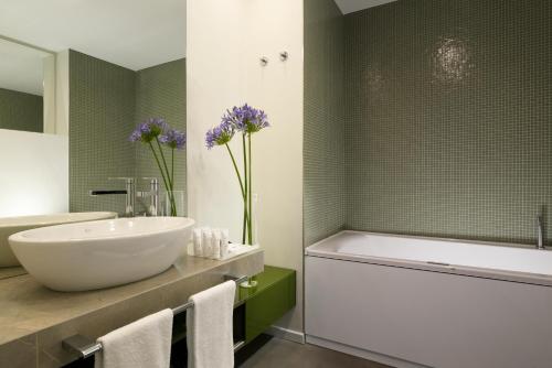 W łazience znajduje się wanna, umywalka i wanna. w obiekcie Torre Galfa Milano Luxury Apartments | UNA Esperienze w Mediolanie