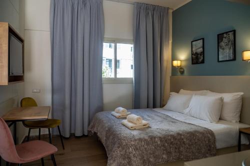 Postel nebo postele na pokoji v ubytování Shlomtzi Hotel