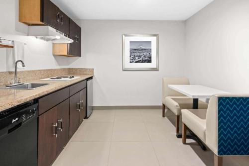 Cucina o angolo cottura di La Quinta by Wyndham Portland NW