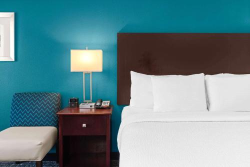 Letto o letti in una camera di La Quinta by Wyndham Portland NW
