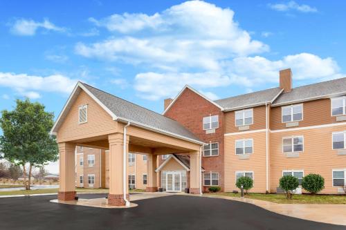 a building with a gazebo in front of a building at AmericInn by Wyndham Fulton Clinton in Fulton