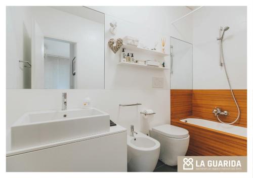 ウーディネにあるRelais Giusti 2 - La Guaridaの白いバスルーム(洗面台、トイレ付)