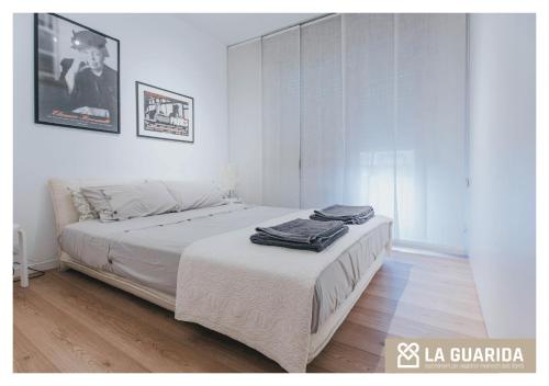 - une chambre blanche avec un lit dans l'établissement Relais Giusti 2 - La Guarida, à Udine