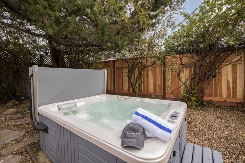 Black Oak - Modern Santa Rosa Hideaway with Jacuzzi, Pool Table, & Fire Pit