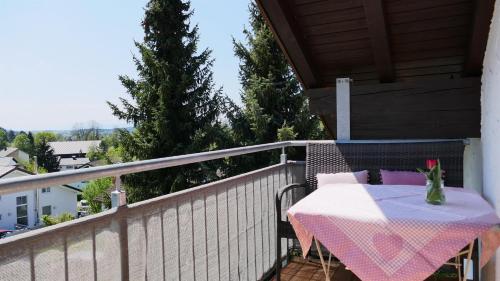 einen Tisch auf einem Balkon mit einer Blumenvase in der Unterkunft Ferienapartments Klatte in Wangen im Allgäu