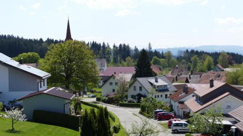 eine Luftansicht einer kleinen Stadt mit einer Kirche in der Unterkunft Ferienapartments Klatte in Wangen im Allgäu