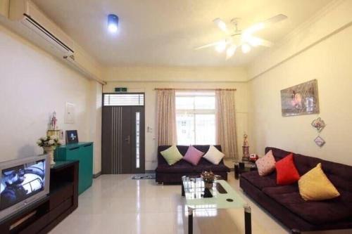 un soggiorno con un divano e una TV di Hualian Manpo B&B a Città di Hualien