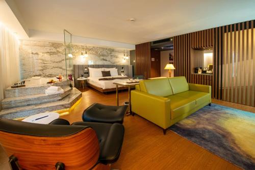 un soggiorno con letto e divano giallo di The Craton Hotel Sisli a Istanbul