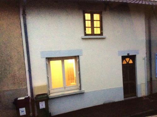 ein Modell eines Hauses mit zwei Fenstern und einer Tür in der Unterkunft Maison entière feytiat in Feytiat