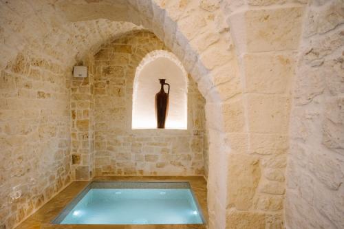 a bath room with a window and a vase at Casa Sotto l'Arco in Ceglie Messapica