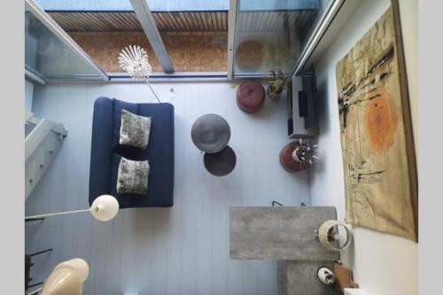 d'un mur avec divers éléments et une fenêtre dans l'établissement La Cabane des Dunes à Fort-Mahon Plage, à Fort-Mahon-Plage