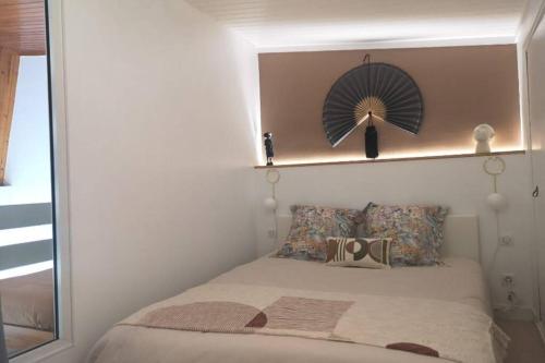 - une chambre avec un lit et un miroir au-dessus dans l'établissement La Cabane des Dunes à Fort-Mahon Plage, à Fort-Mahon-Plage