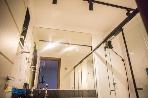 einem großen Spiegel an der Wand eines Gebäudes in der Unterkunft Rancho Recanto Feliz Lindomar Gonçalves Capitólio MG in Capitólio