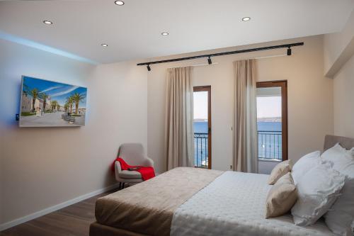 Posteľ alebo postele v izbe v ubytovaní Beachfront Villa Armeria with Pool