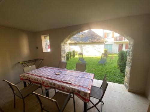 a dining room with a table and chairs and a yard at Appartement hyper-centre Loudenvielle 6personnes Jardin proche Balnéa et Skywall in Loudenvielle