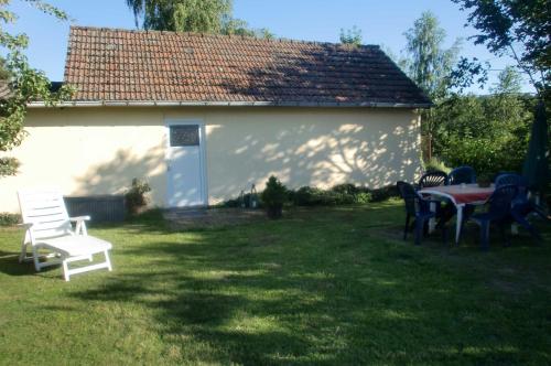 a group of chairs and a table in a yard at Ferienwohnung Reinecke Brigitte Re in Zemitz