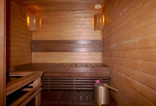 a small wooden sauna with a trash can in it at Lapland Happiness Hillakka 2 a8 in Äkäslompolo