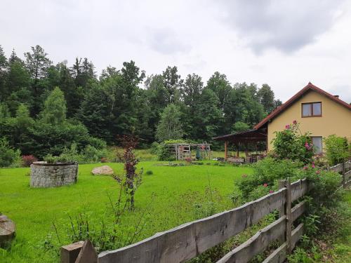 une cour avec une clôture et une maison dans l'établissement Majcia, à Jelenia Góra