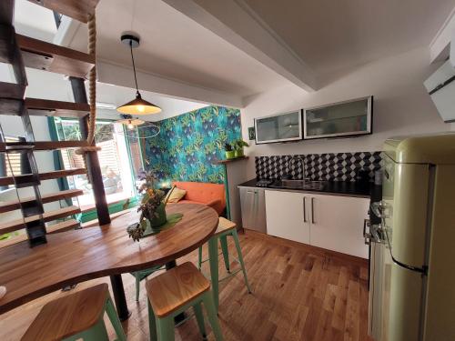 une cuisine et une salle à manger avec une table en bois dans l'établissement Duplex BULLES D'AIX terrasse centre historique, à Aix-en-Provence
