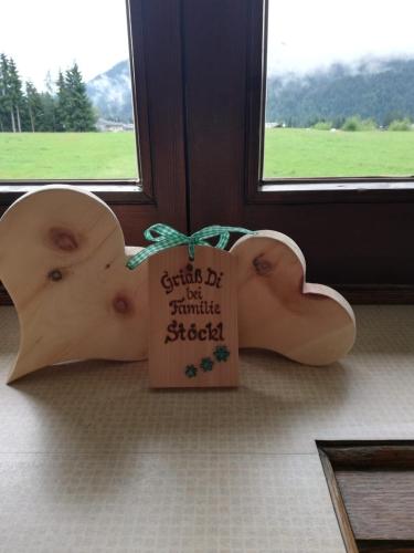 a cake in the shape of an elephant with a box at Appartements Bichldorf in Söll
