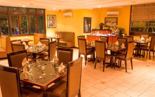 Restaurace v ubytování Travellers Suites Serviced Apartments