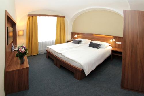 Postel nebo postele na pokoji v ubytování Hotel Baltaci Starý Zámek
