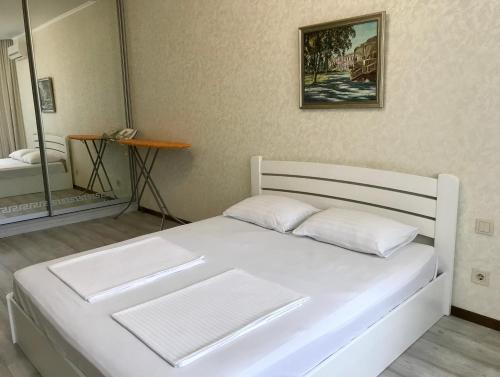 Кровать или кровати в номере Apartments & Vernissage on Kostandi