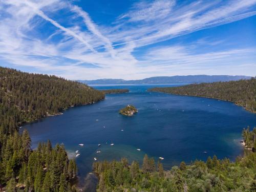 Mountaineer by AvantStay - Classic Talmont A Frame Great View of Lake Tahoe!