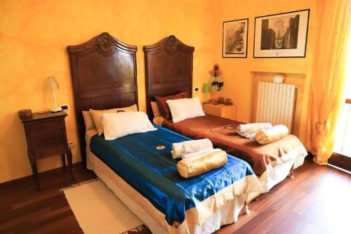 um quarto com duas camas com almofadas em B&B Torricella em San Giorgio di Piano