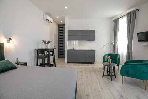 um quarto com uma cama, uma mesa e cadeiras em Studio Deluxe Antonio em Pula