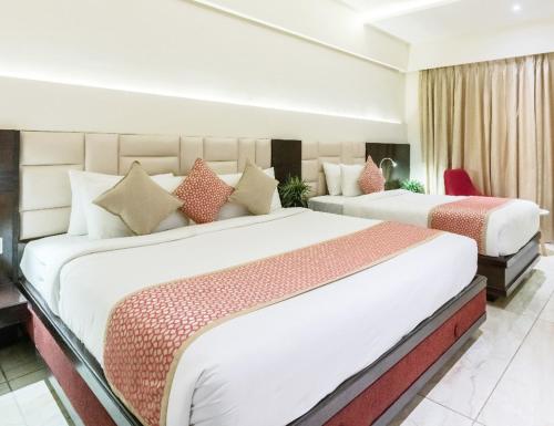 2 Betten in einem Hotelzimmer mit 2 Betten in der Unterkunft DVG Socials Retreat in Davanagere