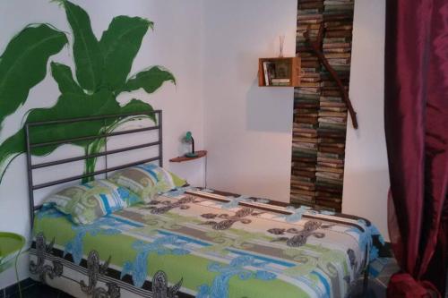 ein Schlafzimmer mit einem Bett, auf dem ein Dinosaurier gemalt ist in der Unterkunft studio Mira in Abragão