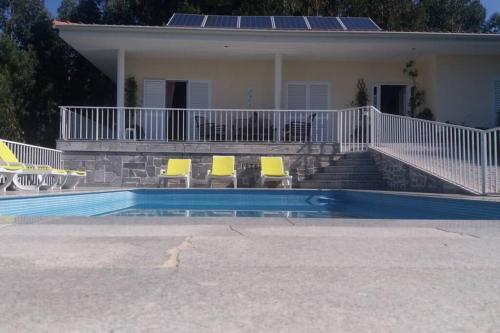 Kolam renang di atau dekat dengan studio Mira