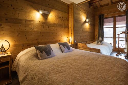 Ένα ή περισσότερα κρεβάτια σε δωμάτιο στο Chalet 13 personnes-Le Vanvolet