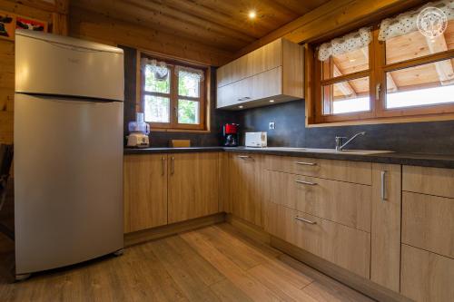 Η κουζίνα ή μικρή κουζίνα στο Chalet 13 personnes-Le Vanvolet
