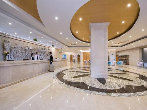a hotel lobby with a lobby at Vienna International Hotel Zhuhai Golden Phoenix in Zhuhai