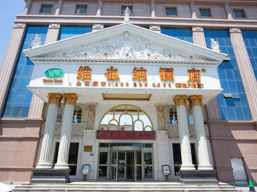 a building with a sign on the front of it at Vienna Hotel Dongying Taihangshan Road in Dongying