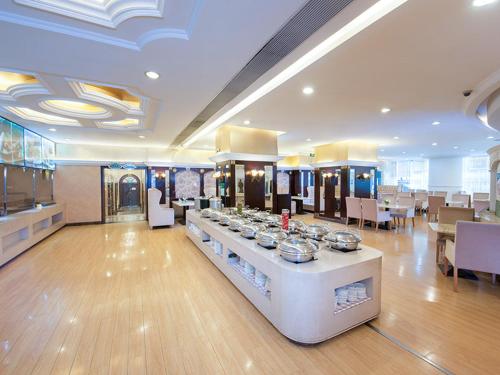 a large room with a buffet in a restaurant at Vienna Hotel Shenzhen Fuhua Road in Shenzhen