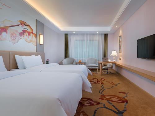 Habitación de hotel con 2 camas y TV de pantalla plana. en Vienna International Hotel(Hangzhou Xihu Fengshan Road Station) en Hangzhou