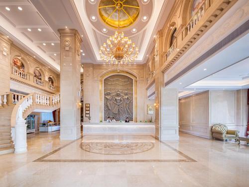 un gran vestíbulo con una lámpara de araña en un edificio en Vienna Hotel Yangjiang Jiangcheng District, en Yangjiang