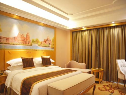 pokój hotelowy z dużym łóżkiem i oknem w obiekcie Vienna International Hotel Xuancheng Garden w mieście Xuanzhou