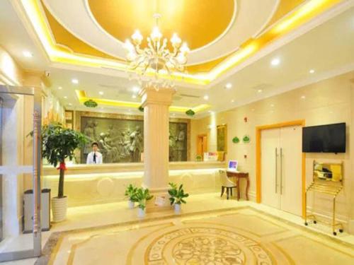 un hall d'un hôtel avec un lustre dans l'établissement Vienna Hotel Sanya Yalong Bay Qianguqing, à Sanya